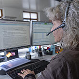 Ein Mitarbeiterin telefoniert in einem Callcenter von Medgate, wo auch die Hotline zum Coronavirus des Schweizer Bundesamt für ...