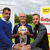 SC-Konstanz-Wollmatingen-Trainer Serdar Yalcinkaya (von links), der Bezirksvorsitzende Konrad Matheis und Orhun Kale, Sportlicher Leiter ...