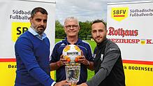 SC-Konstanz-Wollmatingen-Trainer Serdar Yalcinkaya (von links), der Bezirksvorsitzende Konrad Matheis und Orhun Kale, Sportlicher Leiter ...
