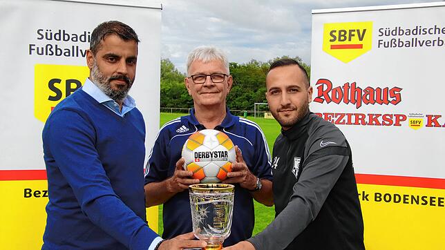 SC-Konstanz-Wollmatingen-Trainer Serdar Yalcinkaya (von links), der Bezirksvorsitzende Konrad Matheis und Orhun Kale, Sportlicher Leiter ...