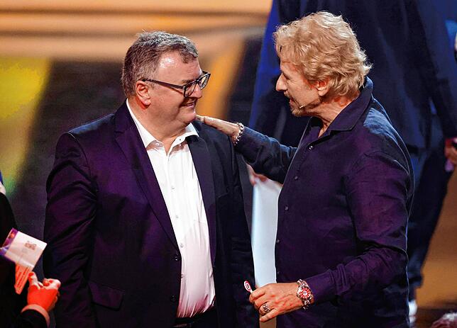 Thomas Gottschalk unterhält sich vor Beginn der Show „Wetten, dass...?“ mit Andreas Brand, Oberbürgermeister von ...