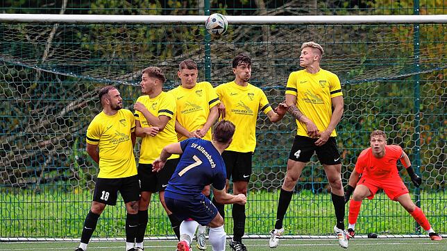 Lars Muffler (vorne) verlor vergangene Woche mit dem SV Allensbach 1:3 gegen den FC Öhningen-Gaienhofen. Beim noch punktlosen SV ...