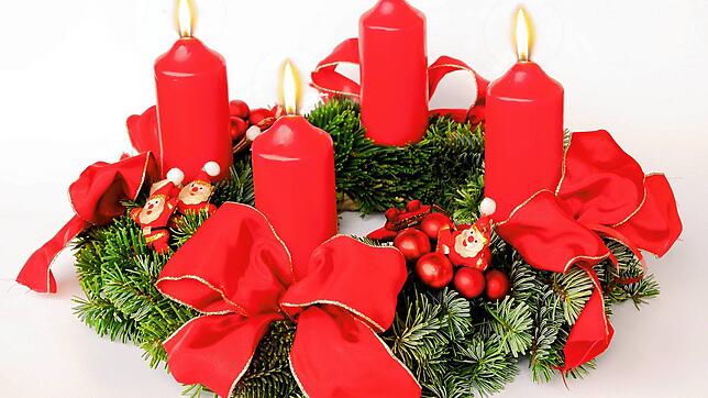 Landfrauen beherrschen das Binden von Adventskränzen. Bild: fotolia.com/Lennartz