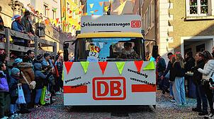 „Zuverlässig unzuverlässig“ hieß es auf dem „Schienenersatzwagen“ der Narro-Altfischerzunft.