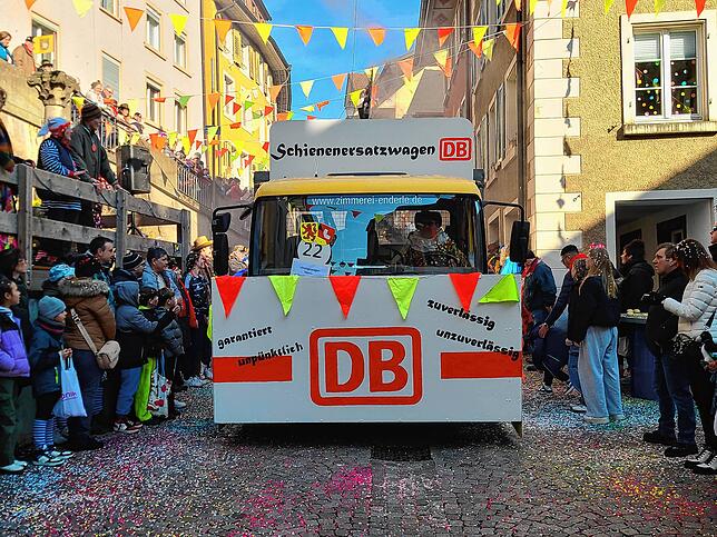 „Zuverlässig unzuverlässig“ hieß es auf dem „Schienenersatzwagen“ der Narro-Altfischerzunft.