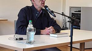 Norbert Kron liest in Beuren aus seinem jüngsten Roman. Foto: Hubertus Bippus