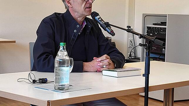 Norbert Kron liest in Beuren aus seinem jüngsten Roman. Foto: Hubertus Bippus