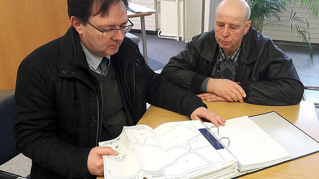 Nach dem Vergleich überlegen Rechtsanwalt Michael Plener (links) und Landwirt Otarm Meister vom Buchhof bei Fützen, wie es mit dem vom ...