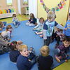 Die Kinder der neuen fünften Gruppe beim täglichen Morgenkreis. Von diesem Raum aus können sie den Kindergarten erkunden.