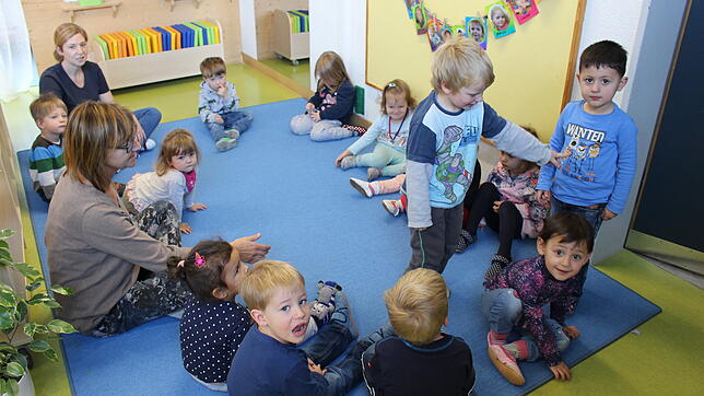 Die Kinder der neuen fünften Gruppe beim täglichen Morgenkreis. Von diesem Raum aus können sie den Kindergarten erkunden.
