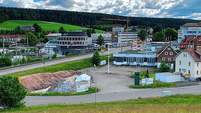 Hier, auf dem Gelände des ehemaligen Autohauses Bäsch, soll eine neue Aldi-Filiale entstehen. Der Gemeinderat entscheidet darüber in ...