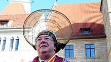 Ungewisser Blick in die Zukunft der Fastnacht: Wolfgang Lechler, Narrenmutter der Narrenzunft Überlingen, am Schmotzigen Donnerstag ...