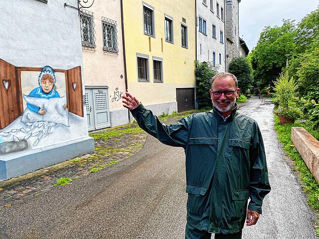 „Hier wäre so ein neuralgischer Punkt in Überlingen“, sagt Herbert Dreiseitl. Wenn das Ableiten des Wassers vor der ...