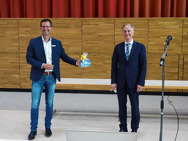 Im Mai 2021 verabschiedete Johannes Moser (rechts) seinen damaligen Hauptamtsleiter Patrick Stärk. Seitdem ist dieser als Bürgermeister ...