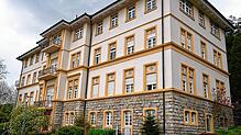Das Gebäude des ehemaligen Krankenhauses von Tiengen befindet sich am Fuße des Vitibucks neben dem Friedhof. Die Fenster sind mit ...