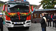 Diakon Simon Gleichauf segnete das neue Löschgruppenfahrzeug. Bild: Heinz Vollmar