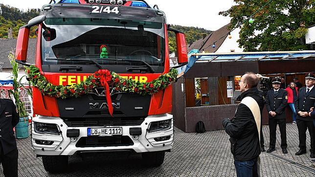 Diakon Simon Gleichauf segnete das neue Löschgruppenfahrzeug. Bild: Heinz Vollmar