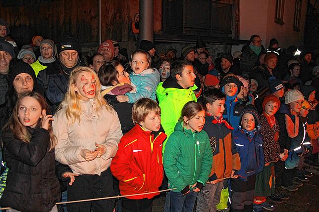Bild 4: Schaurige Akrobatik: So fliegen die Urhexen übers lodernde Hexenfeuer