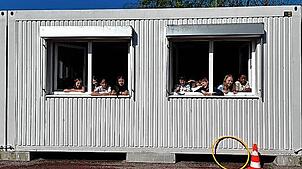 In diesen Containern findet der Unterricht an der Hebelschule in Rhina während der Sanierung des Schulgebäudes statt.