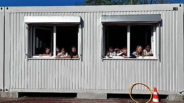 In diesen Containern findet der Unterricht an der Hebelschule in Rhina während der Sanierung des Schulgebäudes statt.