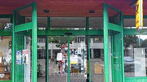 Der Eingang zu Postfiliale in Albbruck. Sie ist derzeit noch geschlossen. Die Kunden müssen nach Dogern ausweichen.