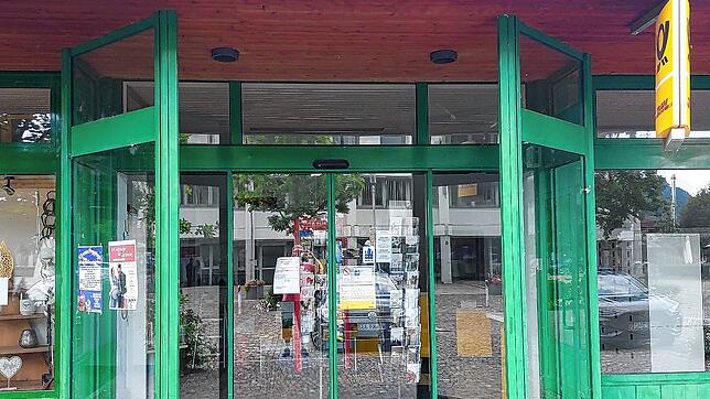 Der Eingang zu Postfiliale in Albbruck. Sie ist derzeit noch geschlossen. Die Kunden müssen nach Dogern ausweichen.