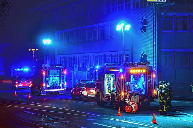 Die Feuerwehr rückte mit sechs Einsatzfahrzeugen an.