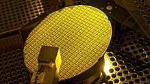 Ein mehr als 20 Zentimeter großer Siliziumkarbid-Wafer von ST-Microelectronics. ZF wird die Chips in den von ST hergestellten Modulen in ...
