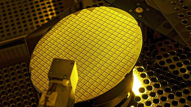 Ein mehr als 20 Zentimeter großer Siliziumkarbid-Wafer von ST-Microelectronics. ZF wird die Chips in den von ST hergestellten Modulen in ...