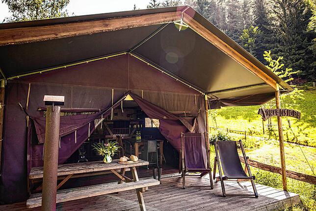 Die Zelthütte auf dem Gremmelsbacher Hilserhof richtet sich an Freunde des Glampings, des glamourösen Campens.