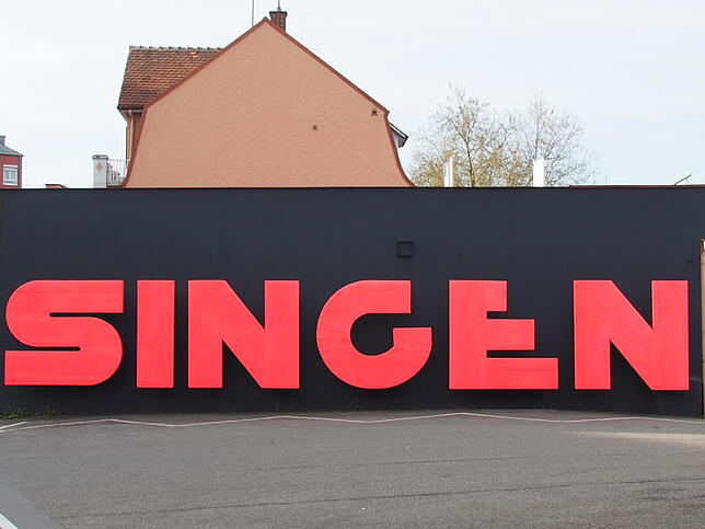 Singen 2000 hat der Künstler Harald F. Müller den plakativen Schriftzug genannt, der den Autofahrern in der Hauptstraße ...