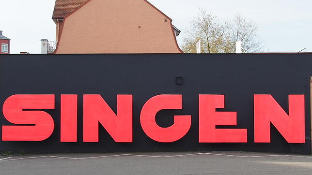 Singen 2000 hat der Künstler Harald F. Müller den plakativen Schriftzug genannt, der den Autofahrern in der Hauptstraße ...
