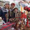 Vielfältig: Dekoratives aus Holz und Naturmaterialien, schön kombiniert, fanden die Weihnachtsmarktbesucher bei Birgit Zimmermann und ...