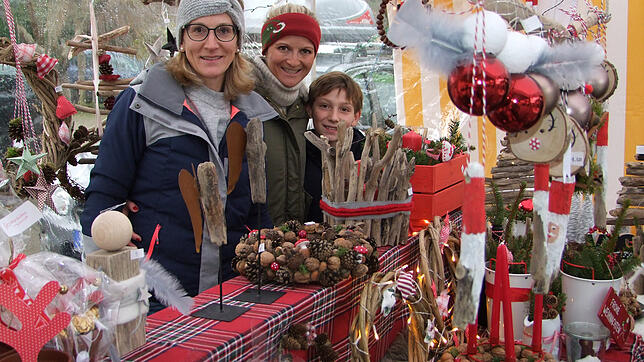 Vielfältig: Dekoratives aus Holz und Naturmaterialien, schön kombiniert, fanden die Weihnachtsmarktbesucher bei Birgit Zimmermann und ...