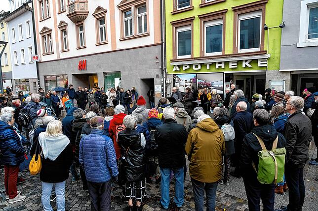 Über 100 Menschen nahmen an der Verlegung der Stolpersteine teil, hier in der Rietstraße 15.