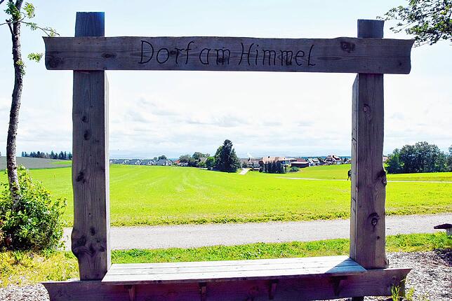 An markanten Punkten im Ort stehen Bilderrahmen aus Holz, hier der Rahmen beim Neuen Friedhof in Höchenschwand.