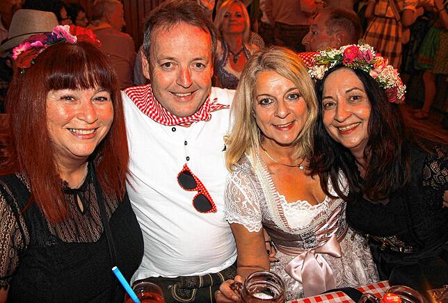 Bild 3: Dirndl und Lederhosen bestimmten das Bild beim Bräunlinger Almabtrieb