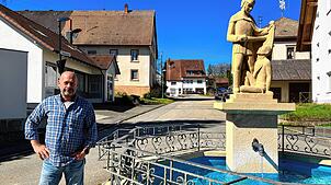 Ortsvorsteher Rainer Linke am Objekt der Diskussionen. Der frisch sanierte Sankt Martinsbrunnen steht bereits über 100 Jahre an seinem ...