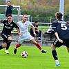 Abgedrängt: Nikica Juric (Mitte, im Laufduell mit David Rodriguez) kam beim ungefährdeten 3:0-Sieg des VfB Waldshut beim FV ...