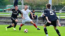 Abgedrängt: Nikica Juric (Mitte, im Laufduell mit David Rodriguez) kam beim ungefährdeten 3:0-Sieg des VfB Waldshut beim FV ...