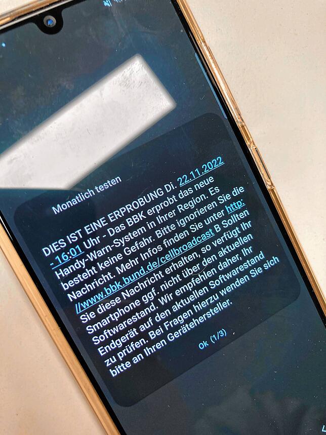 Der Probealarm für den Probealarm zeigt, wie eine Cell-Broadcast-Warnung aussieht – hier auf einem Handy am Donnerstag, 24. November.