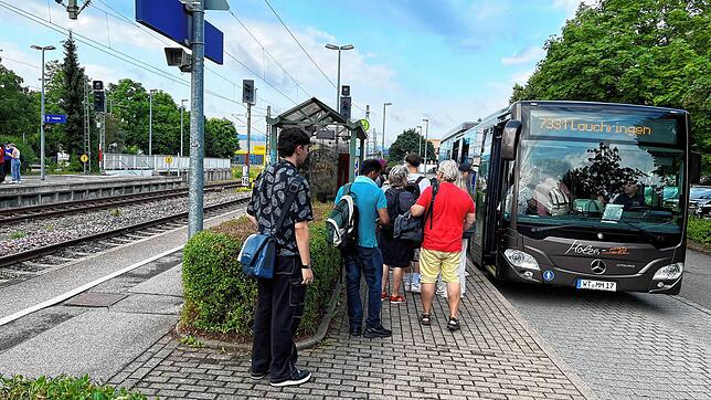 Am Hochrhein steigen Passagiere am 12. Juli 2023 zum Teil auf Busse um.