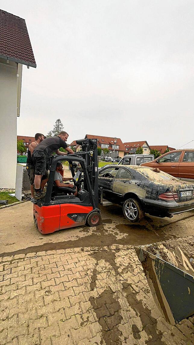Dieses Auto war in einer voll gelaufenen Tiefgarage. Die Teuringer Johle brachten es nach oben und befreiten es vom Schlamm.