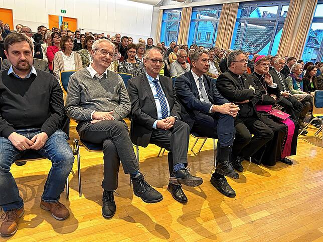 Rund 200 geladene Gäste verfolgten die Rede des Erzbischofs Stephan Burger.