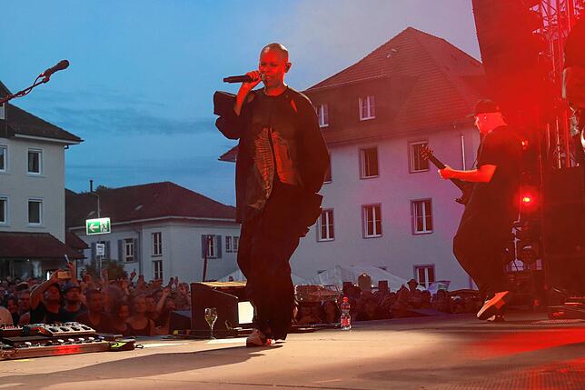 Bild 1: Skunk Anansie rockt Markdorf: 2500 Fans feiern furiosen Open-Air-Auftakt – die besten Bilder!