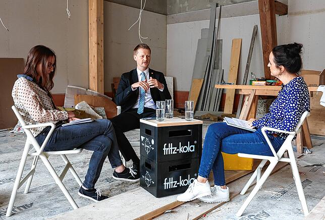 Auf der Baustelle: Das Sommerinterview mit dem SÜDKURIER hat OB Simon Gröger (Mitte) auf der Baustelle der Güttinger Gemeindescheine mit ...