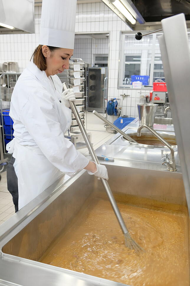 In dem Kessel köchelt das Putengulasch in Sahnesoße für die Schulen, die Erwachsenen bekommen Dijon-Senfsoße.