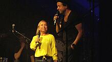 Mit Christine Urspruch hätte Jan Josef Liefers in Friedrichshafen nicht gerechnet. Als er sie im Publikum entdeckte, holte er seine ...