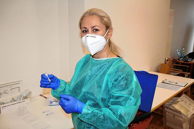 Natalie Denik führt im Marienhaus die Schnelltests durch.