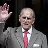 Prinz Philip winkt im Jahr 2012 in Richtung Kameras. Knapp zwei Schuljahre verbrachte er ab 1933 an der Schule Schloss Salem. Jetzt ist ...